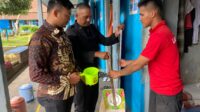 Petugas Regu dan Staf KPLP Bagikan Alat Kebersihan