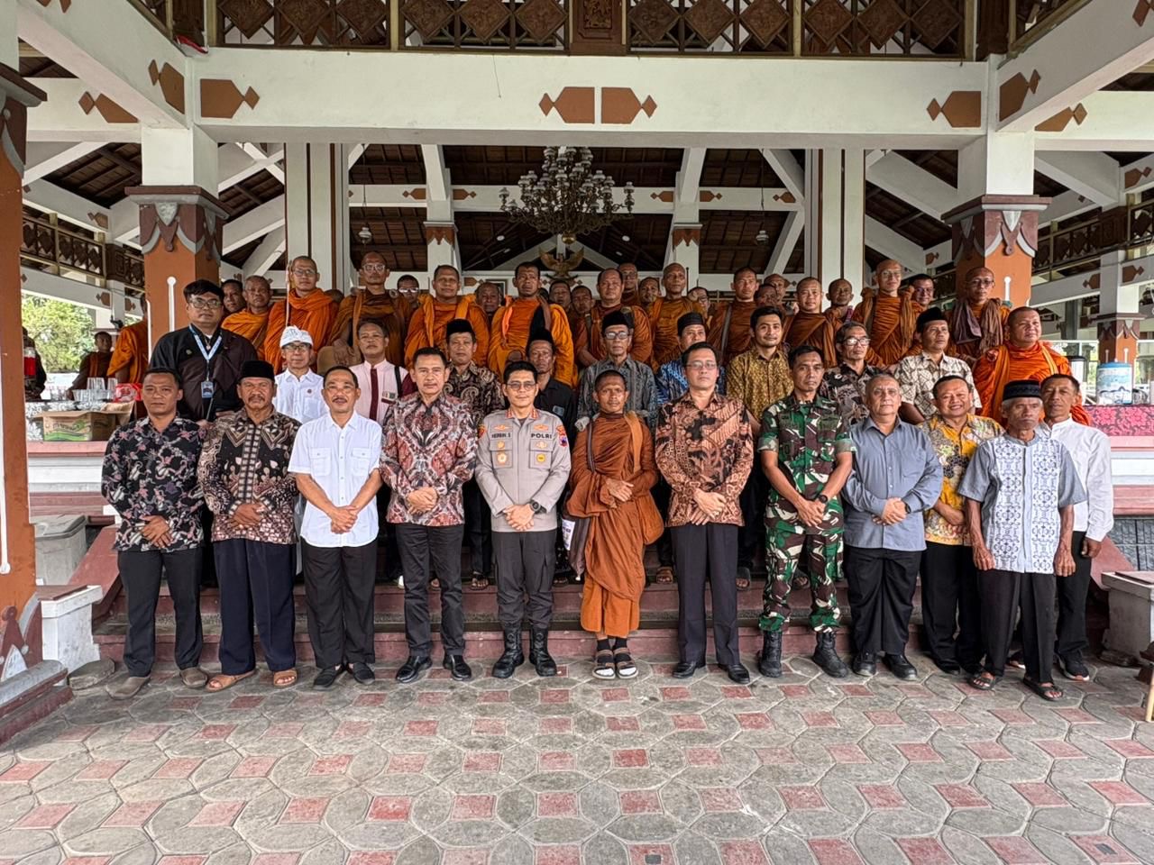 Rombongan Biksu Thudong Tiba di Candi Borobudur Dikawal Polresta Magelang